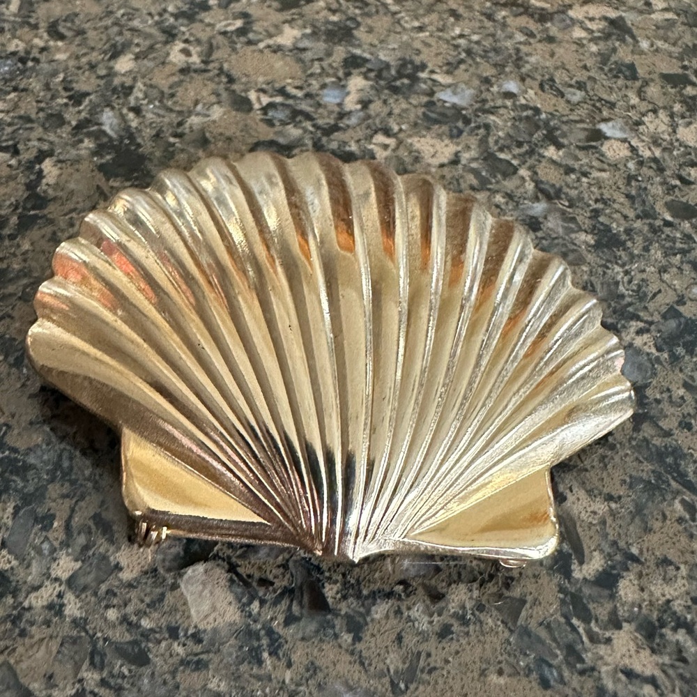Gold Toned Shell Shaped Brooch - Picture 2 of 4